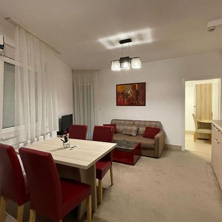 Holiday Wing Apartments Ягодина Екстериор снимка