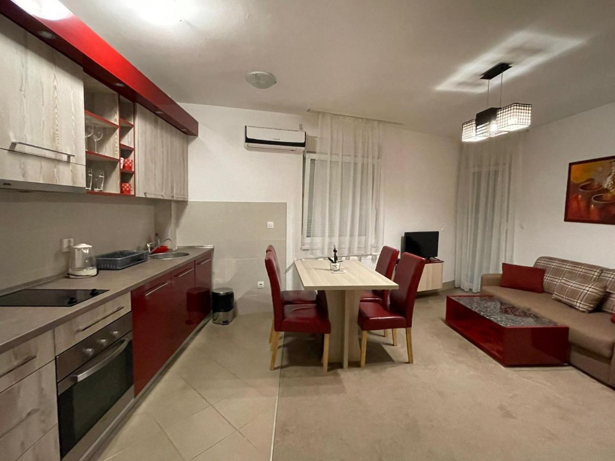 Holiday Wing Apartments Ягодина Екстериор снимка