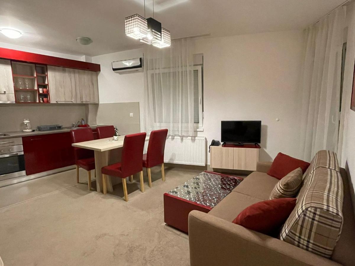Holiday Wing Apartments Ягодина Екстериор снимка