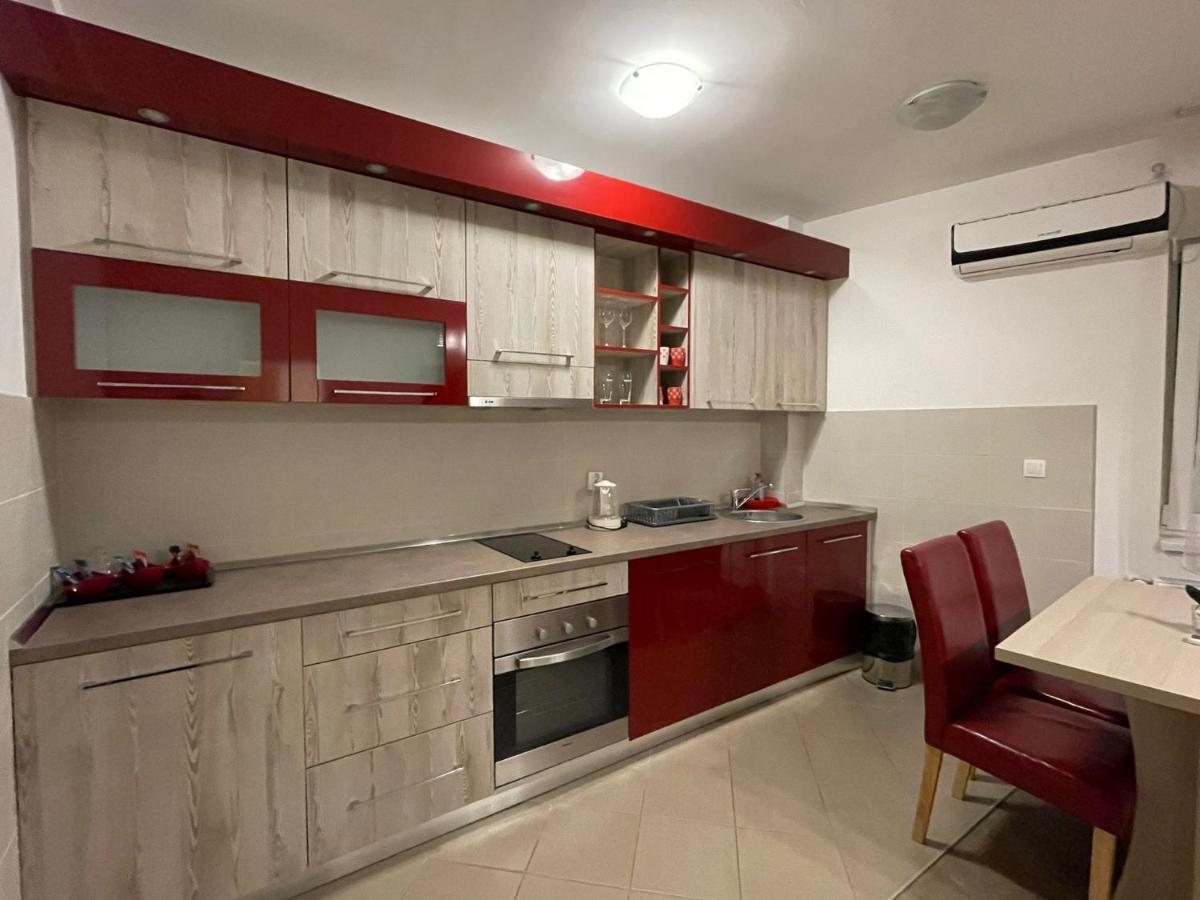 Holiday Wing Apartments Ягодина Екстериор снимка