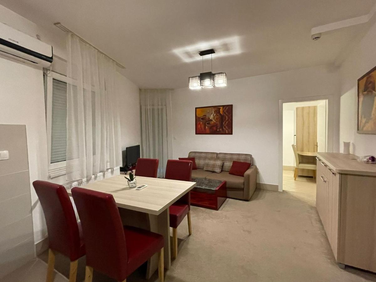 Holiday Wing Apartments Ягодина Екстериор снимка