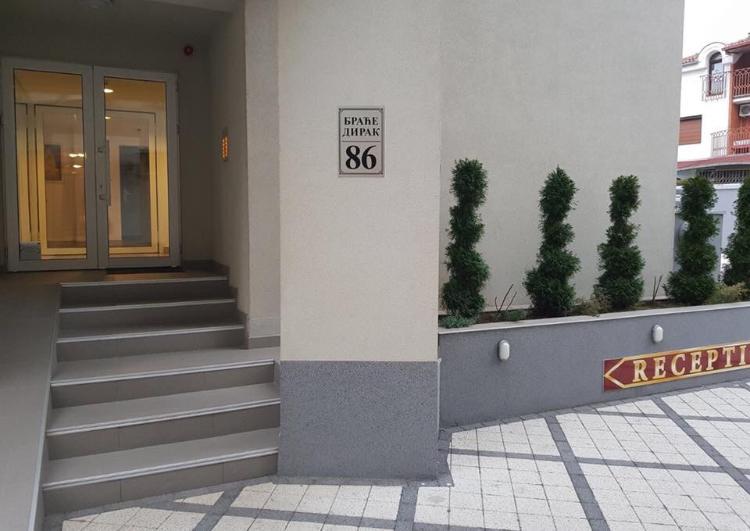 Holiday Wing Apartments Ягодина Екстериор снимка