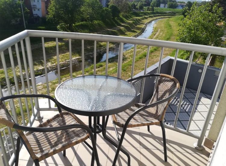 Holiday Wing Apartments Ягодина Екстериор снимка