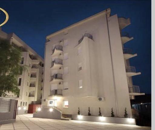 Holiday Wing Apartments Ягодина Екстериор снимка