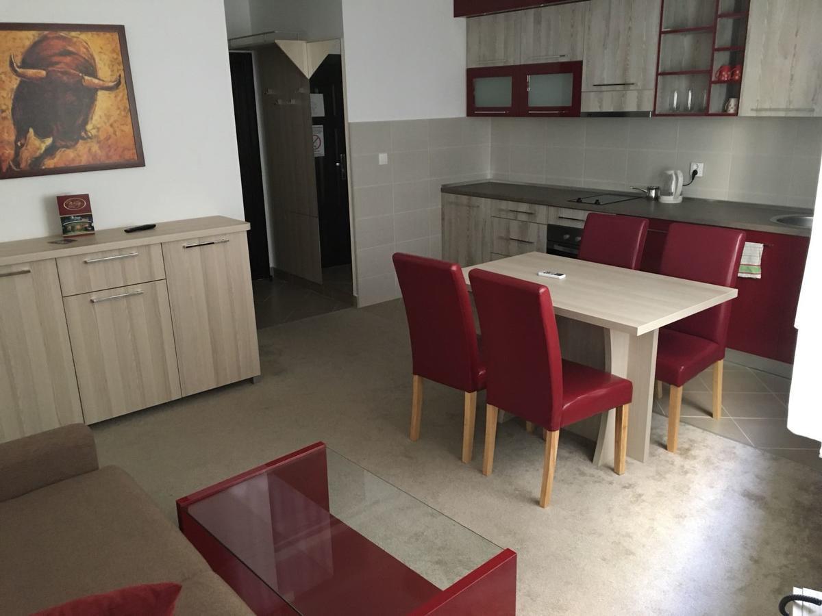 Holiday Wing Apartments Ягодина Екстериор снимка
